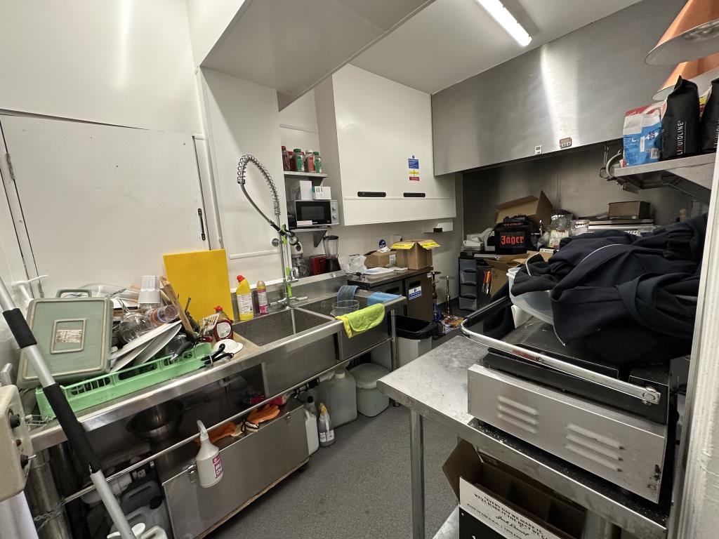 Lot: 19 - TOWN CENTRE COMMERCIAL UNIT FOR INVESTMENT - Kitchen
